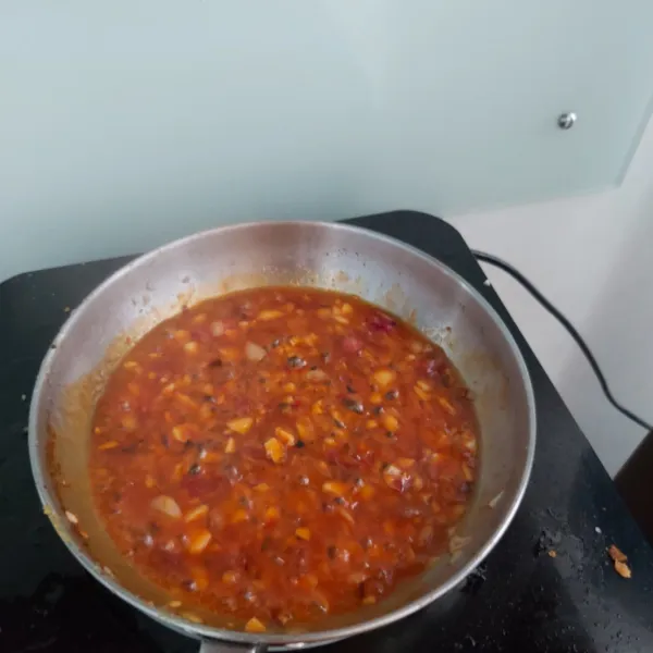 Masukkan 3 sdm sambal bangkok, 2 sdm saos tomat, penyedap rasa secukupnya dan sedikit air.