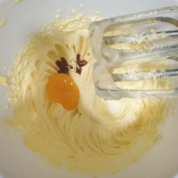 Masukan kuning telur dan vanilla essence.