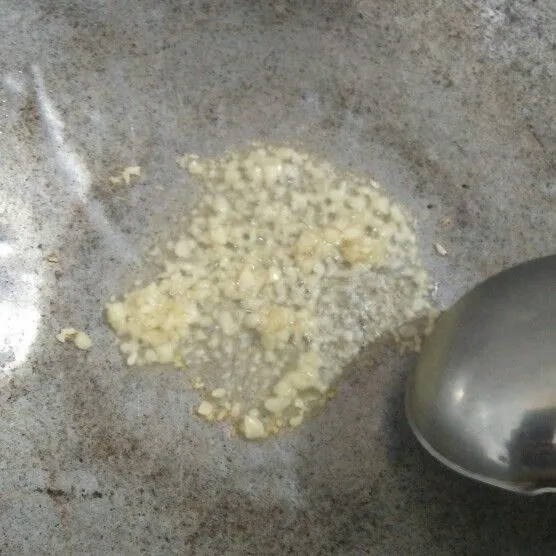 Tumis bawang putih yang sudah dicincang kecil dengan menggunakan 2 sdm minyak.