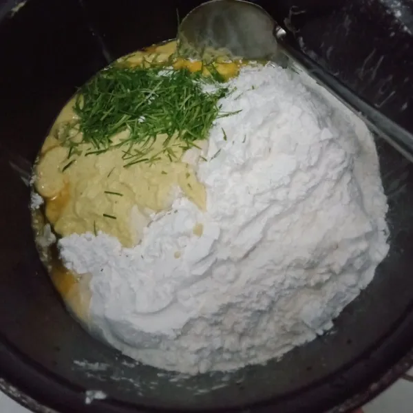 Campurkan bumbu halus beserta dengan tepung, irisan daun jeruk, dan telur.