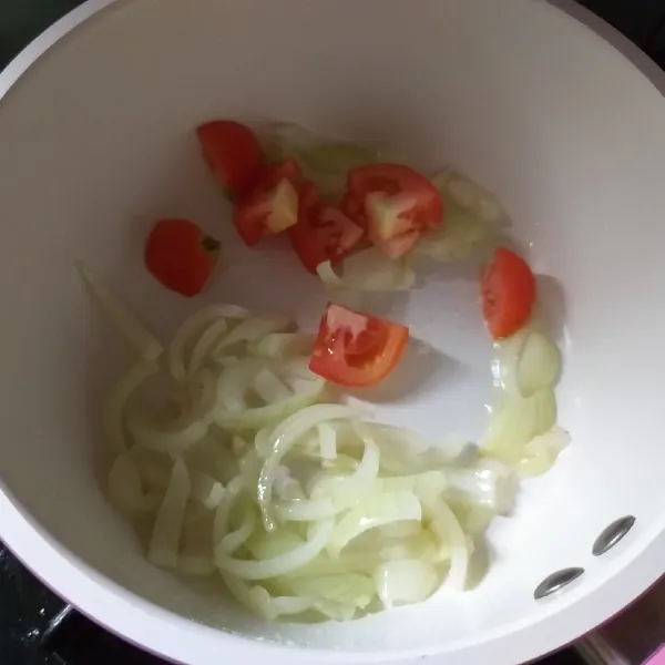 Masukan tomat, lalu tumis sebentar hingga layu.
