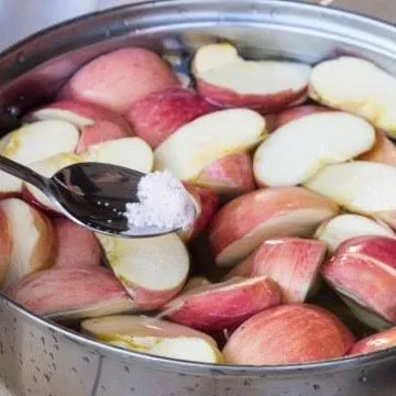 Rendam buah apel dengan air hangat dan beri sedikit garam agar tidak cokelat.