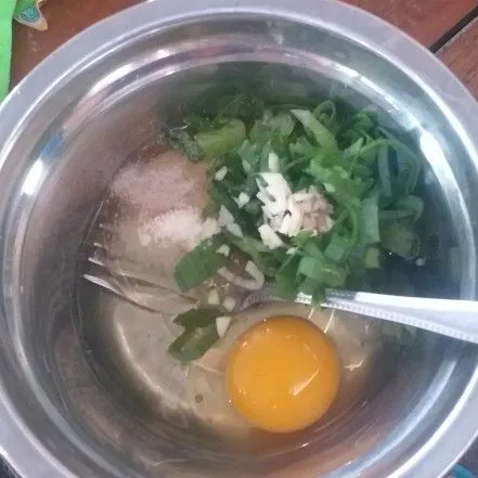 2 butir telur dikocok bersama ¼ bawang prei, 1 siung bawang putih yang sudah dicincang, garam secukupnya, lada secukupnya.