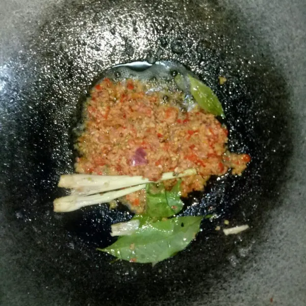 Tumis bumbu halus, sere, dan daun salam hingga harum dan matang.