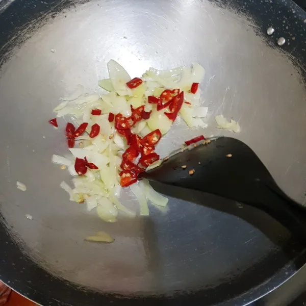 masukkan cabai merah yg telah diiris tumis hingga layu