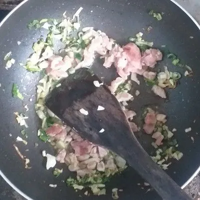 Setelah itu, masukan daging babi yang sudah dipotong kecil-kecil. Masak hingga daging berubah warna menjadi pucat.