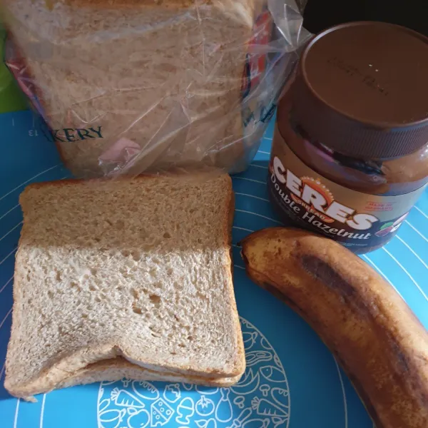 Siapkan semua bahan seperti, roti, selai coklat, dan buah pisang.