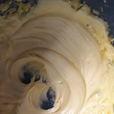 Kocok margarin dan gula halus hingga lembut menggunakan mixer.
