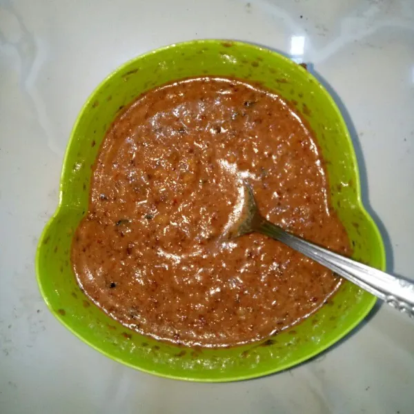 Larutkan sambal kacang dengan sedikit air, jangan terlalu encer.