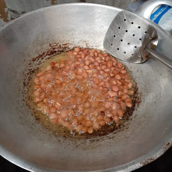 Goreng kacang tanah hingga matang, lalu di blender dengan kulit arinya, agar kuah coto berwana semakin pekat.