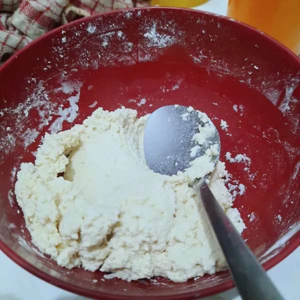 Campurkan tepung tapioka, garam, kaldu bubuk, dan baking powder ke dalam mangkuk tahu yang sudah halus.
