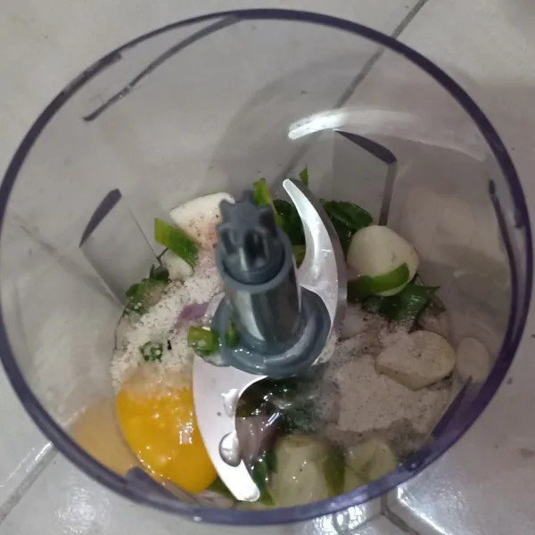 Masukan bawang merah, bawang putih, telur, daun bawang, merica bubuk, garam dan kaldu jamur ke dalam chopper lalu giling hingga halus.