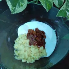 Campur jadi satu tape, vanilla essence, garam, gula merah, agar-agar dan santan instan. Aduk sampai tercampur rata.