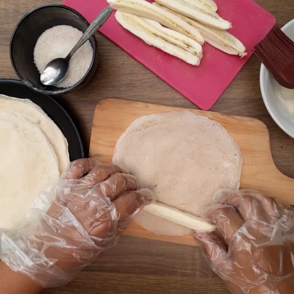 Siapkan kulit lumpia, taruh pisang di ujung kulit lumpia.