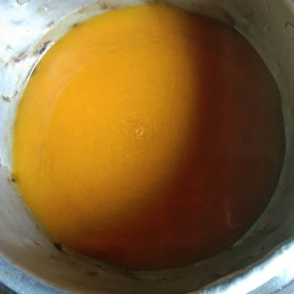 Tambahkan 1 sdm jahe bubuk, 1 sdt lada hitam, 4 sdm sirup kurma, lalu aduk merata.