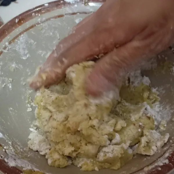 Tambahkan tepung tapioka sedikit demi sedikit sambil diuleni hingga adonan merata dan kalis.