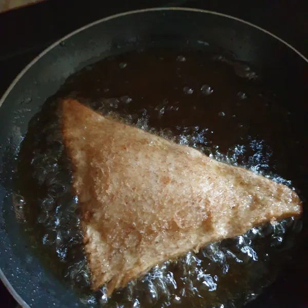 Kemudian goreng roti hingga matang, berwarna kecoklatan.
