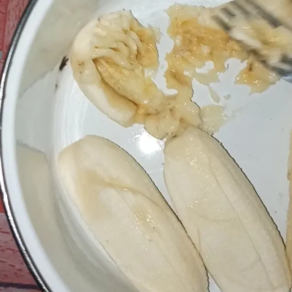 Kupas pisang lalu haluskan dengan garpu atau blender.