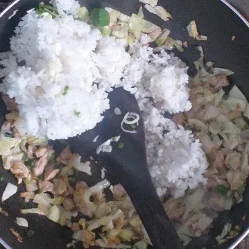 Setelah kembang kol layu, masukan nasi, garam secukupnya, lada secukupnya.