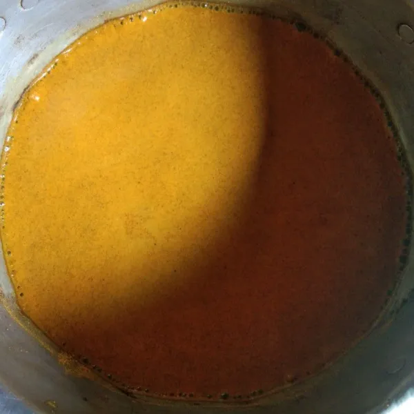 Panaskan air rempang tersebut dengan api kecil, aduk sesekali hingga mendidih. Lalu diamkan beberapa menit.