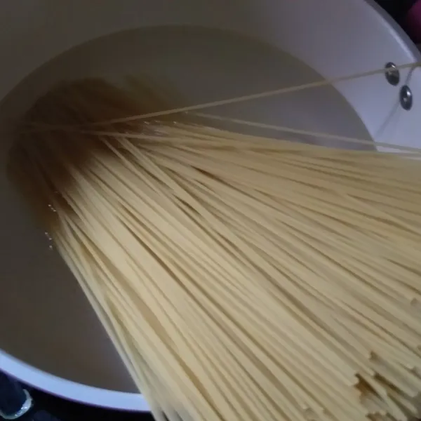 Setelah saus pasta jadi, baru panaskan air untuk memasak spaghetti sampai al dente. Jika sudah matang, buang airnya, dan tiriskan. Beri minyak sedikit agar spaghetti tidak menempel satu sama lain. Terakhir, tata spaghetti di piring saji, kemudian tuangkan saus rose di atasnya.