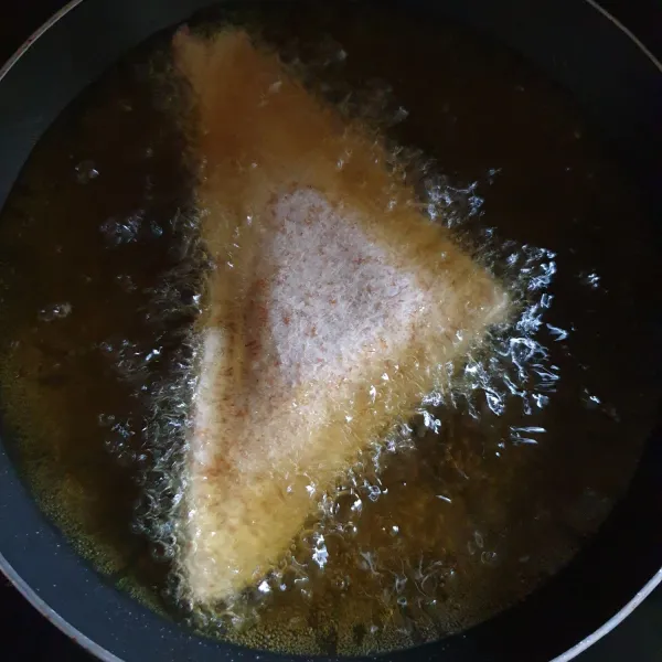 Panaskan minyak pada wajan, masukan roti ke dalam minyak panas.