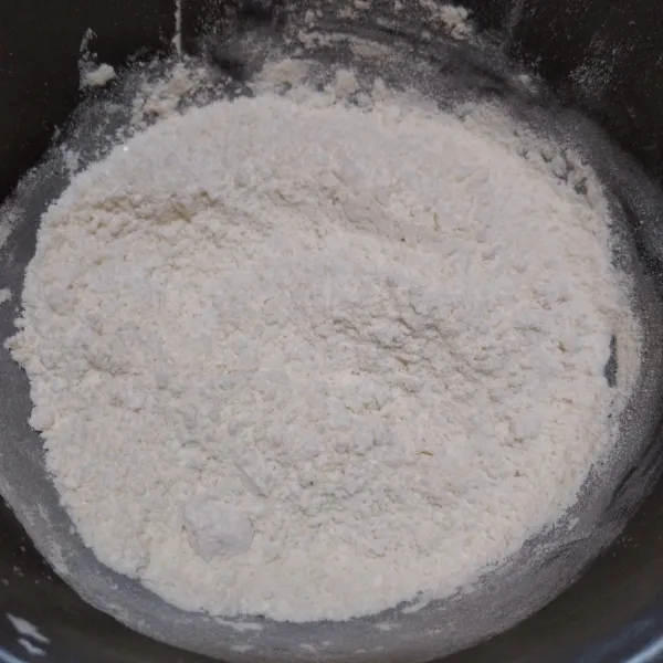Campur tepung terigu, tepung maizena dan gula pasir. Aduk rata.