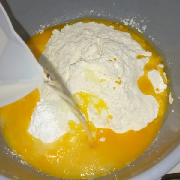 Dalam wadah campur terigu, tapioka, margarin cair, telur, garam dan kaldu bubuk, tuangi air sedikit demi sedikit aduk sampai tercampur rata
