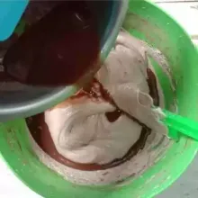 Masukkan DCC yang sudah dilelehkan dan minyak. Aduk balik sampai rata.