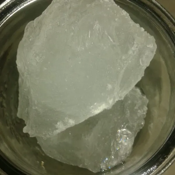 Dalam gelas, letakkan es batu.