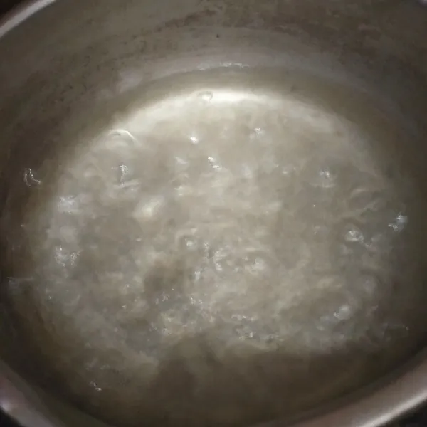 Masak air hingga mendidih.