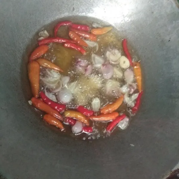 Siapkan cabai bawang merah dan putih cuci bersih, lalu goreng hingga matang.