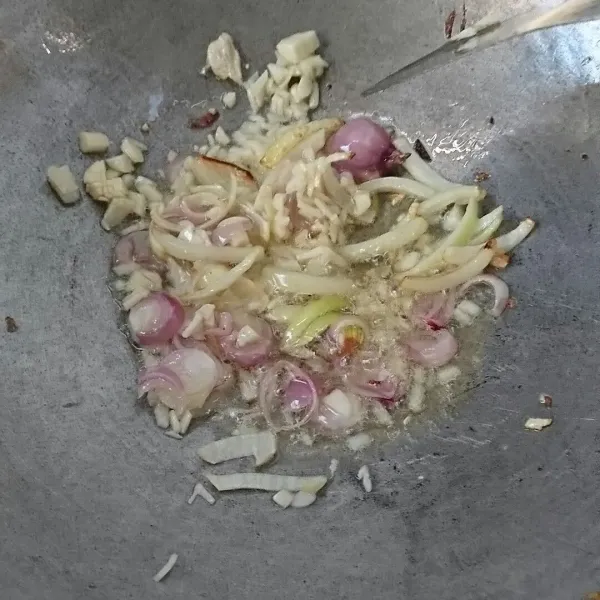 Panaskan minyak, tumis bawang bombay, bawang putih, dan bawang merah sampai harum.