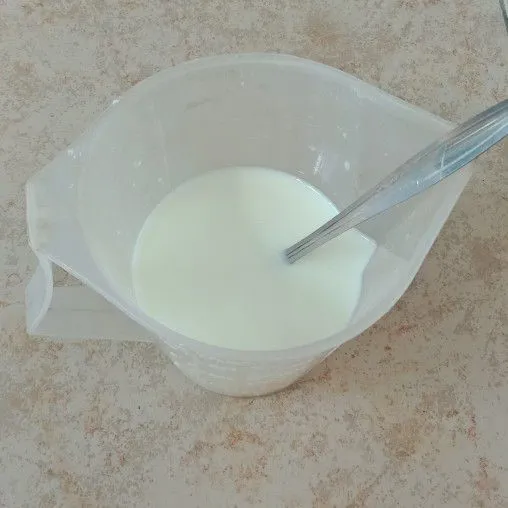 Susu bubuk dilarutkan dalam air hangat.