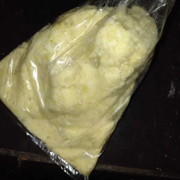 Masukkan ke plastik, lalu pipihkan.