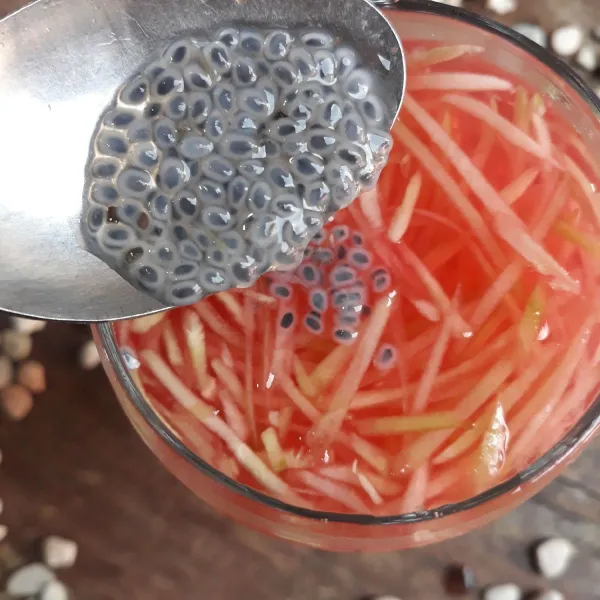 Tambahkan biji selasih diatasnya. Siap disajikan.