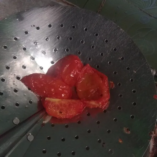 Goreng tomat hingga matang dan bakar terasi sebentar saja.