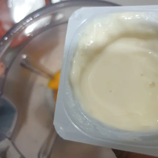 Masukkan yogurt rasa mangga.