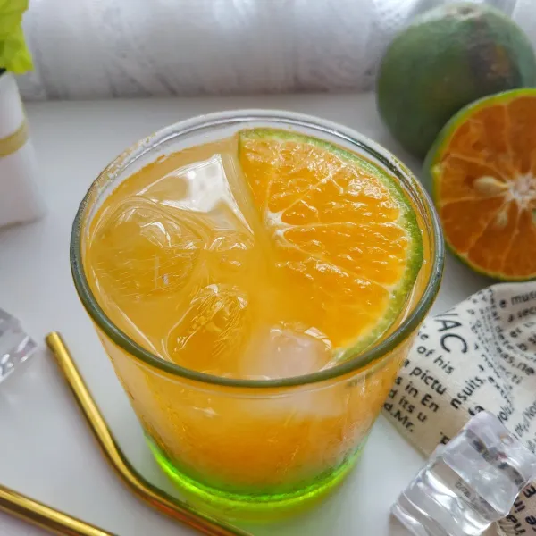 Tuang air perasan jeruk, sajikan, aduk dulu sebelum diminum.