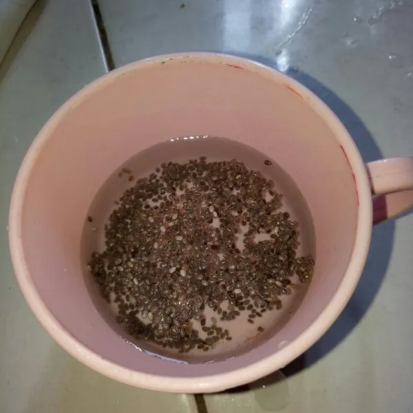 Rendam chia seeds dengan air panas selama kira2 1 jam. Tiriskan dan sisihkan terlebih dahulu.