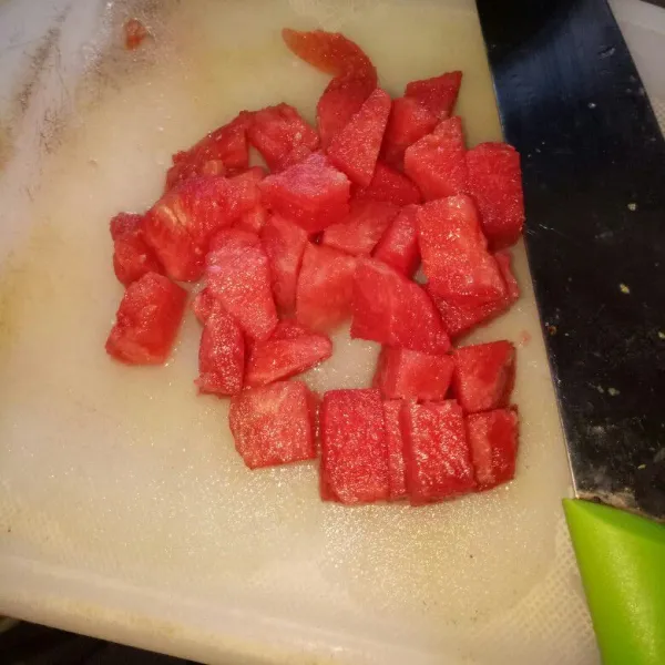 Potong dadu buah semangka,bisa juga di hancurkan sesuai selera.