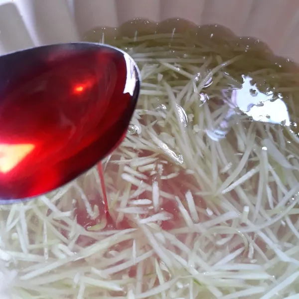 Tambahkan sirup cocopandan. Aduk hingga tercampur rata. Masukkan ke dalam gelas.