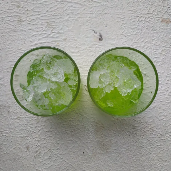 Tuang sirup dalam gelas (untuk 2 gelas) kemudian tambahkan es batu.