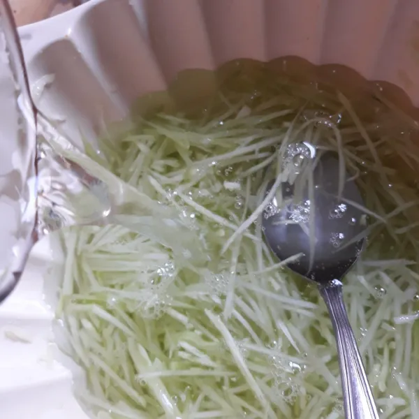 Masukkan gula pasir. Aduk. Tambahkan air es.