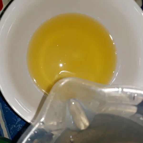 Peras jeruk kasturi lalu beri air gula.