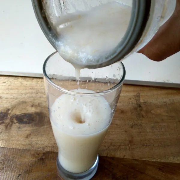 Tuang jus pir ke dalam gelas hingga setengah penuh.