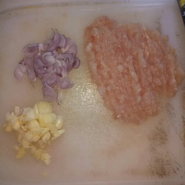 Cuci bersih ayam lalu cincang halus. Lalu iris bawang merah dan bawang putih.