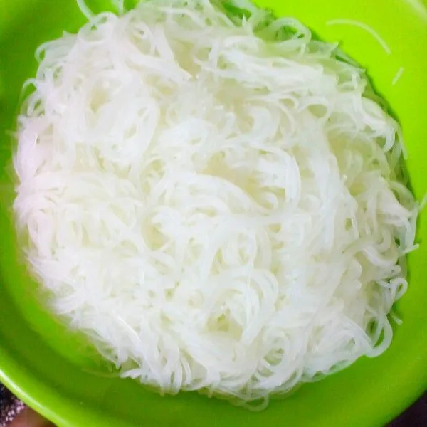Rebus bihun sampai lunak, tiriskan.