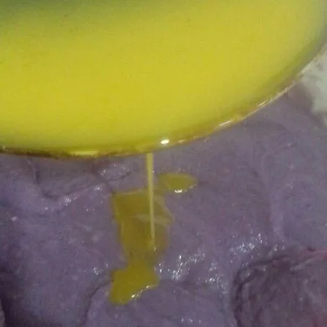 Tambahkan margarin cair ke dalam adonan, lalu aduk rata.