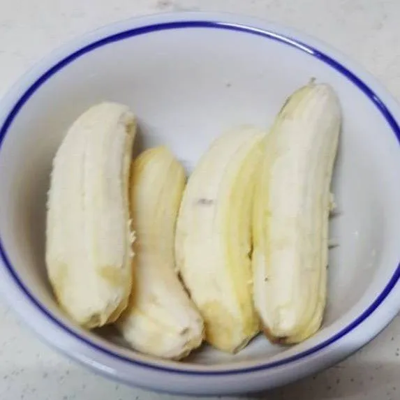 Kupas pisang lalu potong-potong kecil.